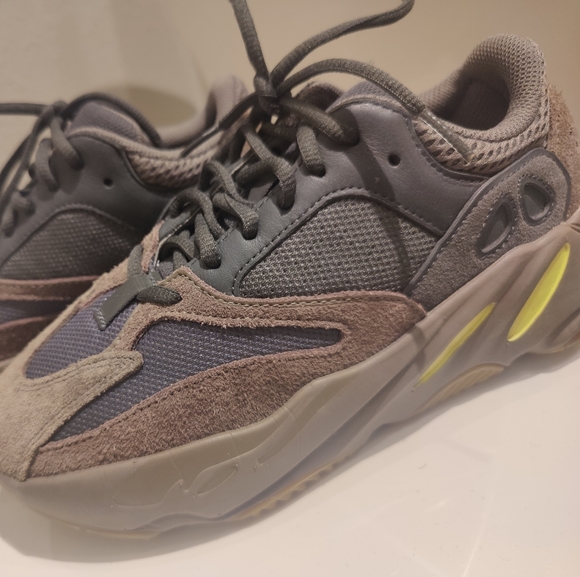 Adidas Yeezy 700 Mauve sz 6